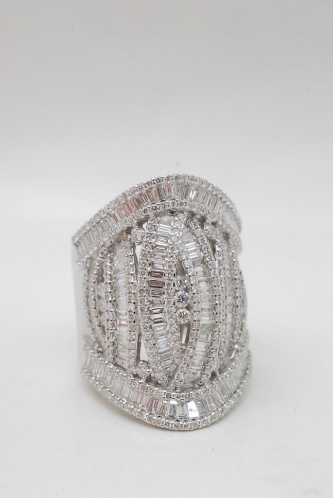 デザインの古いダイヤモンドの指輪をエコにリサイクルしましょう。くずはモールそば『質はしもと(有)橋本質店』