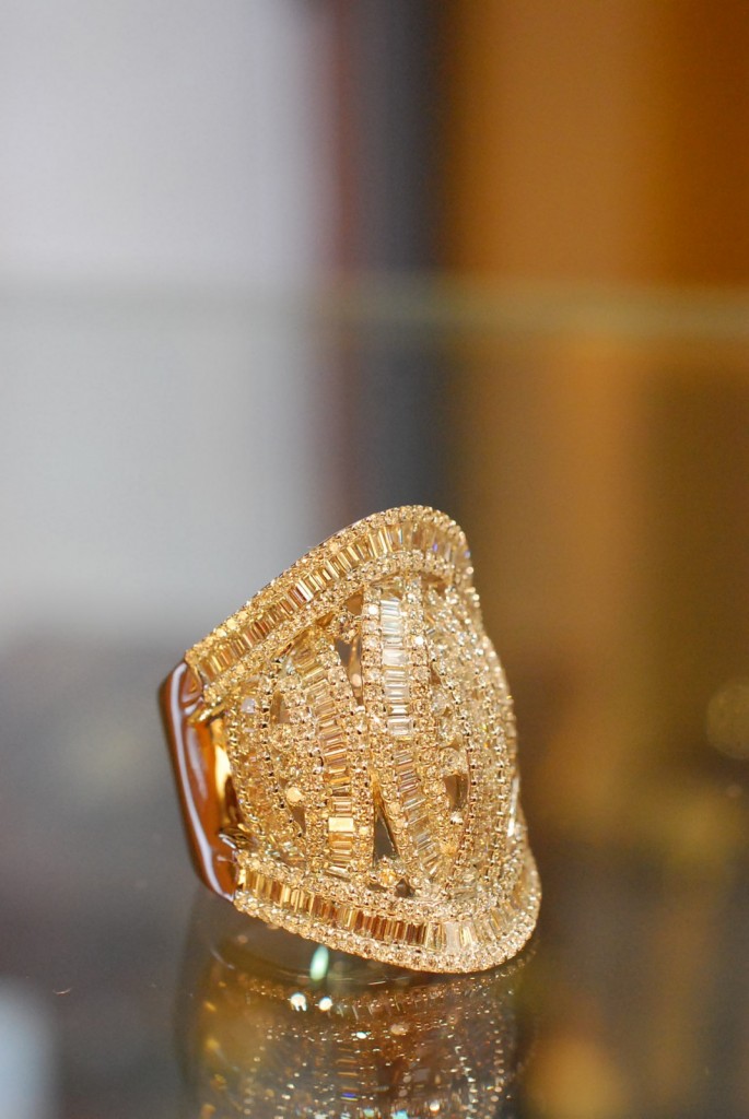 デザインの古いダイヤモンドの指輪をエコにリサイクルしましょう。くずはモールそば『質はしもと(有)橋本質店』