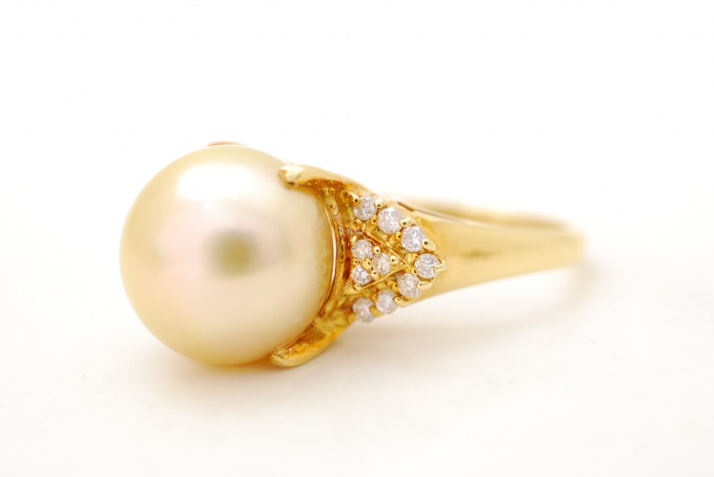 綺麗な真珠には価値があります。パールの査定にも経験が必要です。くずはモールそば『質はしもと(有)橋本質店』